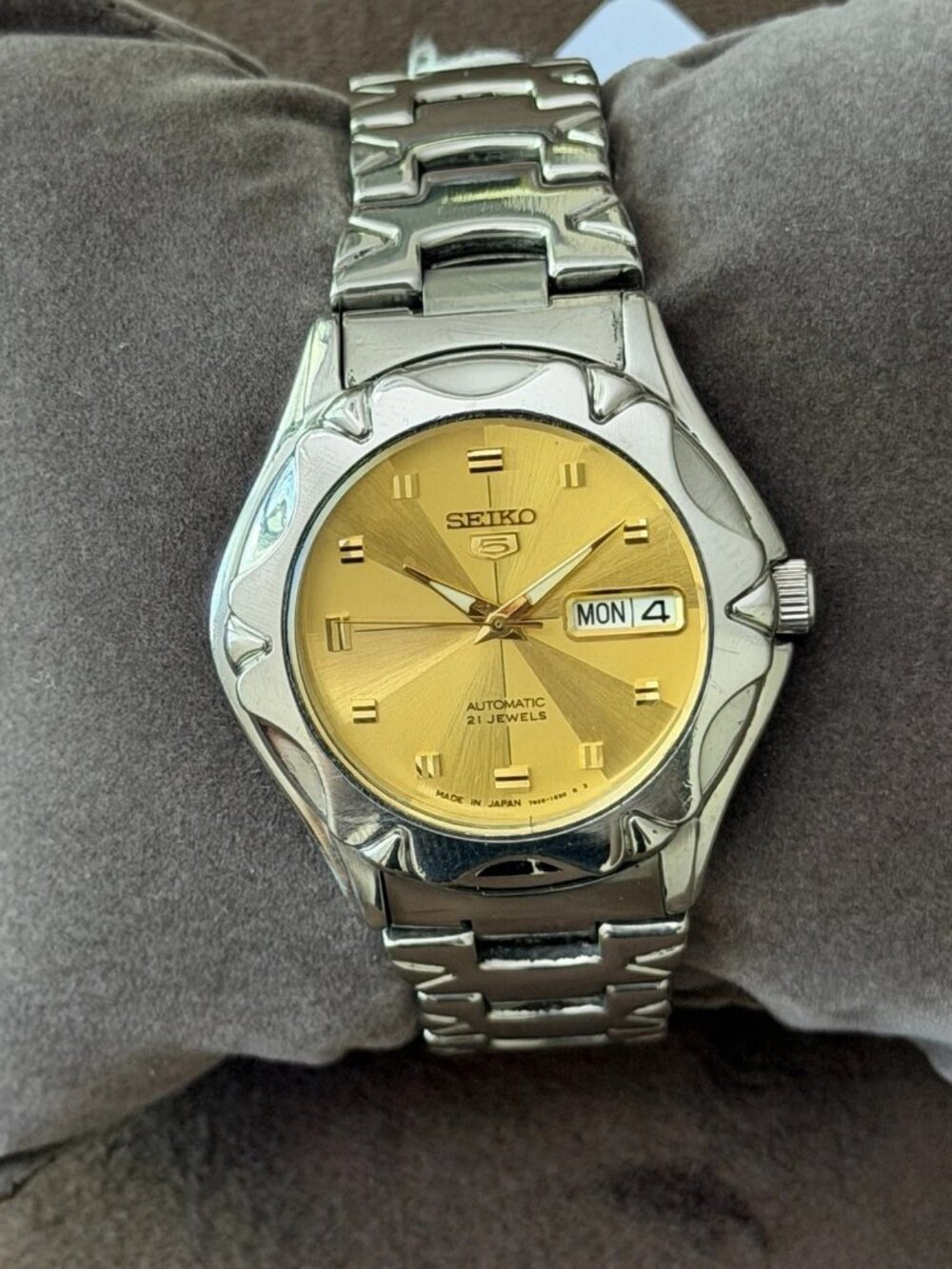 Seiko 5 Men's Automatic 21J Gold Dial Day/Date Silver Stainless Watch